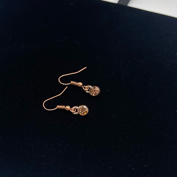 Elegant rose gold-tone tassel necklace with triple ring pendant. - Picture 3 of 3